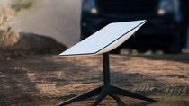 Con su constelación de satélites, Starlink promete llevar internet a rincones donde la fibra nunca llega.