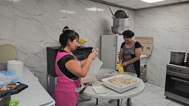Preparar comida para asistir a los más humildes es una de las preocupaciones constantes de la dirigente Lilia Calderón. Preparar comida para asistir a los más humildes es una de las preocupaciones constantes de la dirigente Lilia Calderón.