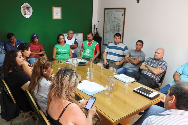 Representantes de las organizaciones sindicales de la comuna se reunieron con funcionarios del Ejecutivo. Se programó otro encuentro para este martes. Representantes de las organizaciones sindicales de la comuna se reunieron con funcionarios del Ejecutivo. Se programó otro encuentro para este martes.