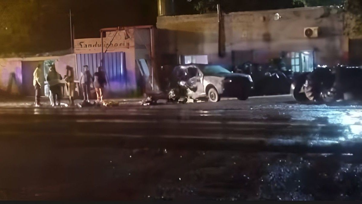 Dos vehículos chocaron en la Ruta 22, en uno de los accesos a Allen, y murieron dos personas.&nbsp;