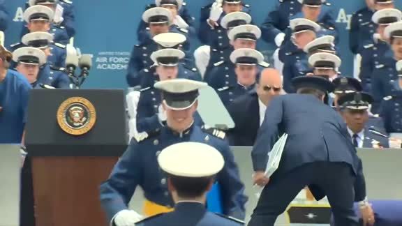 La caída del presidente Joe Biden el año pasado durante un acto en Colorado.