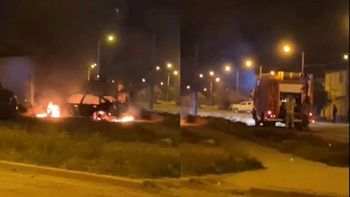 El fuego afectó severamente al vehículo y tuvo que acudir una dotación de bomberos para apagarlo. 