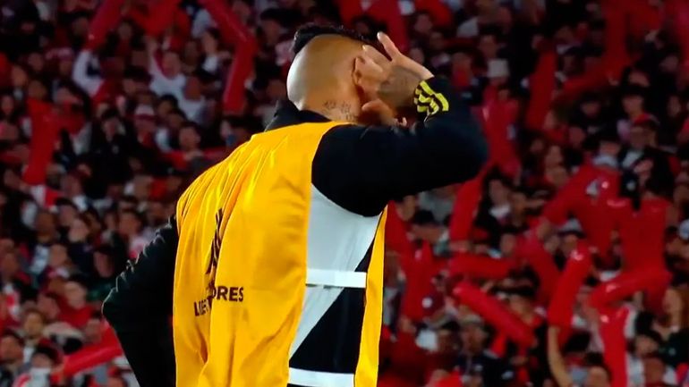 Arturo Vidal se enfrentó a los hinchas de River.