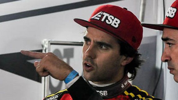 Manu Urcera sube a su Chevrolet.