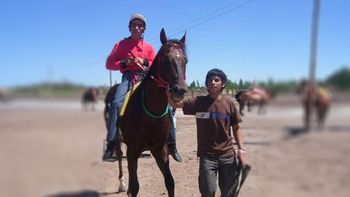 Robertito cuando era peón del caballo de Seba. Los dos fallecieron de manera trágica en una pista.