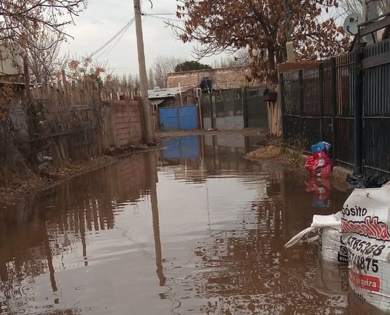 Vecinos desesperados afirman que el río volvió a subir