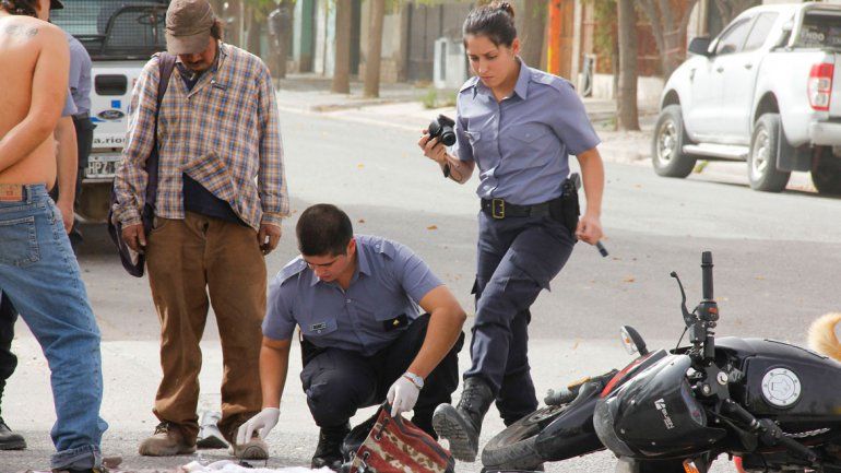 La moto en que se movilizaban los delincuentes había sido robada el lunes por la noche