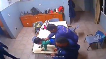 bomberos de centenario salvaron a un nino que se ahogaba