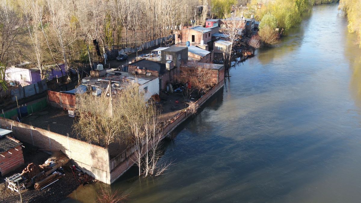 El río Neuquén aumentó su caudal y se complica en los barrios ribereños