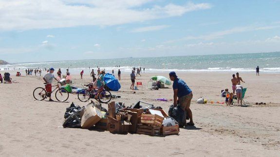 La empresa contratada retira 400 bolsas de desechos por día.