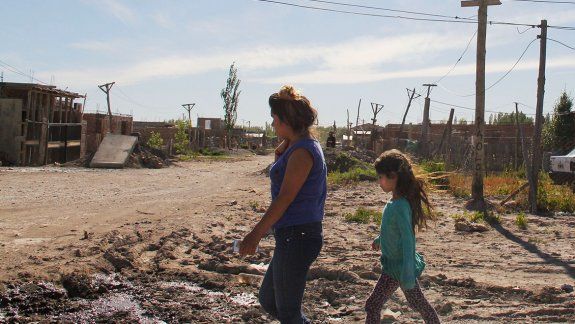 Las tomas presionan por la expropiación y los servicios