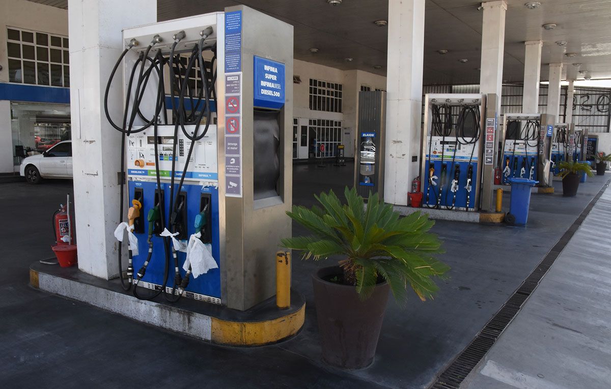 Las estaciones de servicio impusieron cupos para no quedarse sin nafta