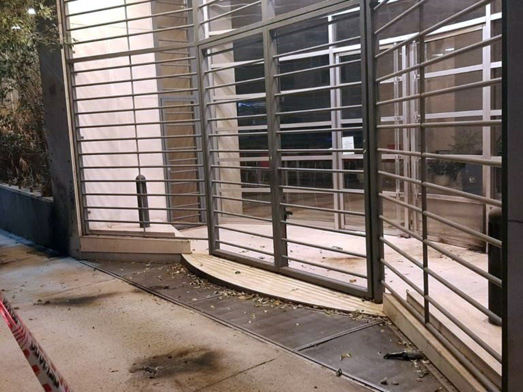 Atentado a Clarín: tiraron bombas molotov al edificio del diario