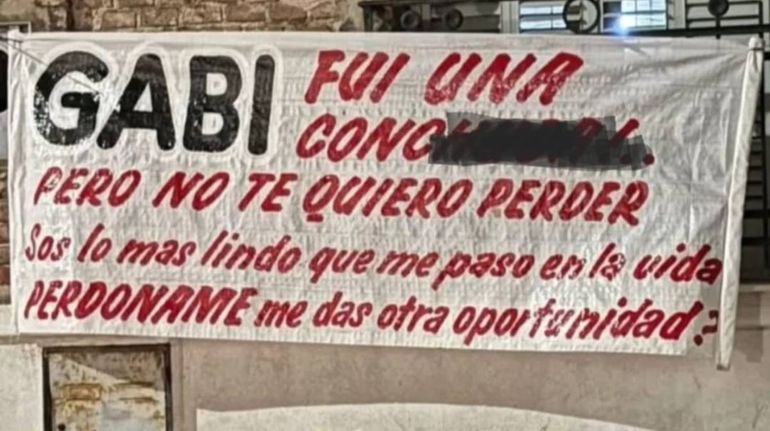 La bandera que la muchacha infiel le dedicó a su novio.