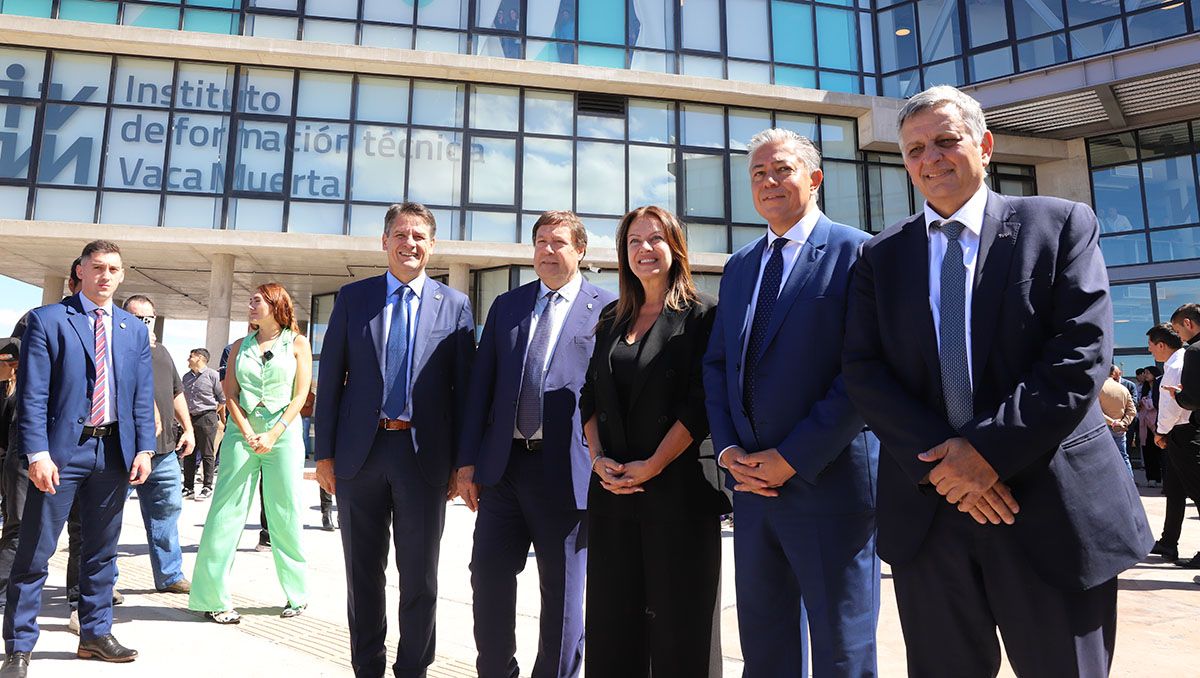El gobernador de Río Negro, Alberto Weretilneck acompañó la inauguración del Instituto Vaca Muerta en Neuquén.