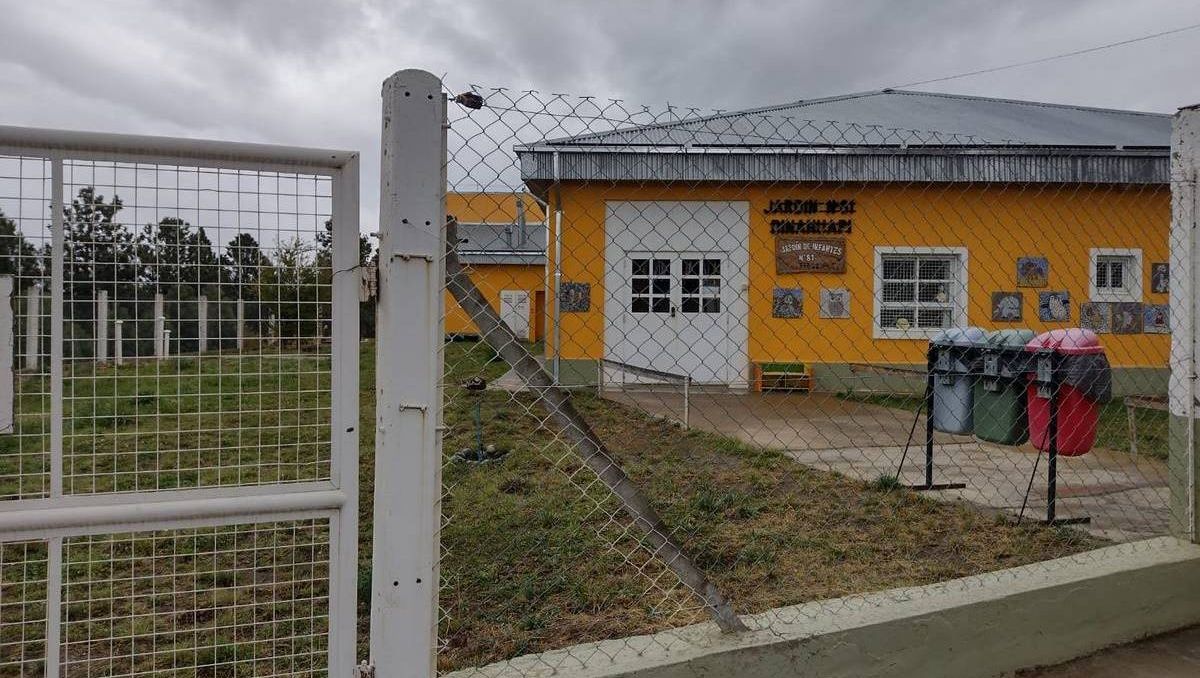 Vestía su uniforme de Policía y no pudo entrar al jardín a buscar a su hija