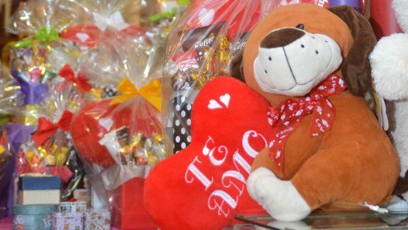 Los comerciantes se las ingenian para vender en el Día de San Valentín.