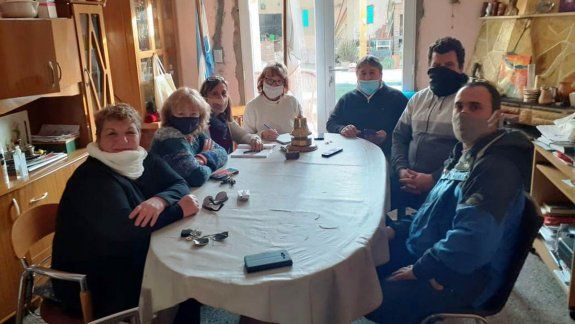 La comisi&oacute;n directiva del Rotary, que gestion&oacute; la carga de papas para distribuir entre vecinos.&nbsp;