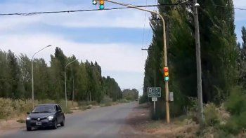 enojado por el mal funcionamiento de un semaforo, se descargo con un video en facebook