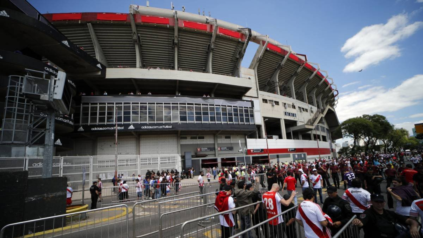 Incidentes en las afueras del Monumental antes del River-Boca