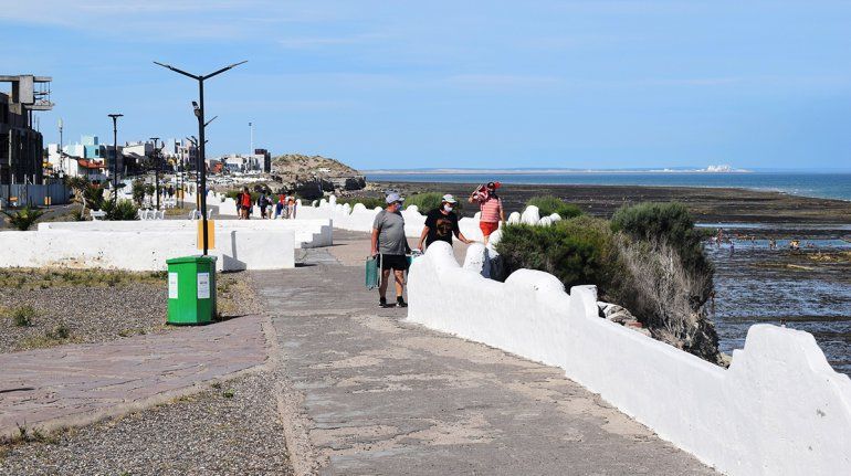 El paredón costero de Las Grutas
