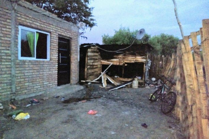 Discutió con su pareja y le quemó parte de su casa