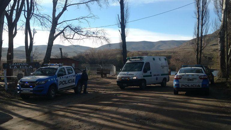 Personal policial y la ambulancia del hospital de la localidad trabajando en la costa del río Chimehuín.