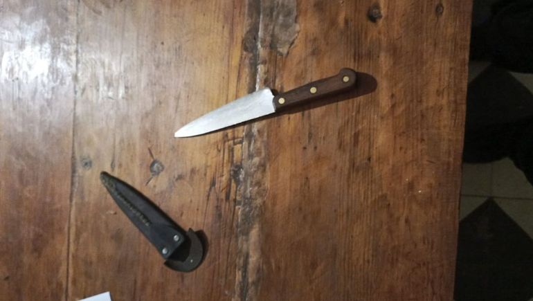 El cuchillo que habría empleado el agresor fue secuestrado por la policía. 