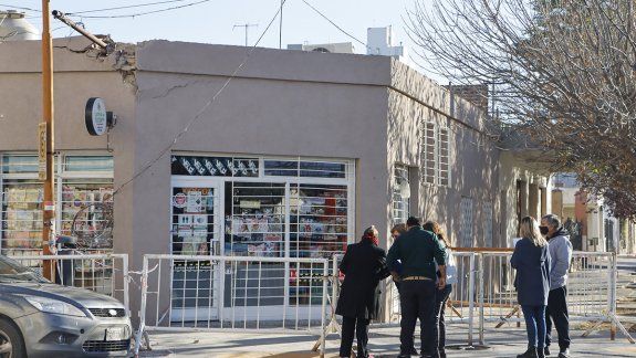 Camión enganchó un cable y destrozó la pared de varios locales