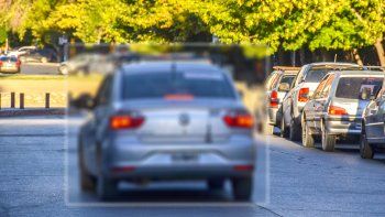 descubren a remisero que se masturbaba dentro del coche