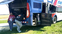 El micro de la empresa Flecha Bus que pasó por Cipolletti y se quedó en La Pampa.