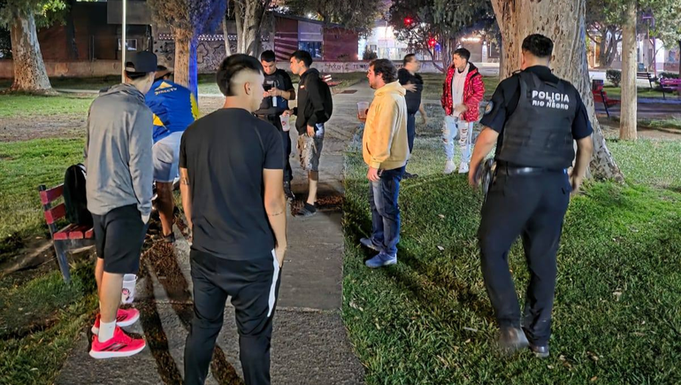 Durante los procedimientos, personal de la comisaría 7° realizó controles aleatorios a personas en espacios públicos.