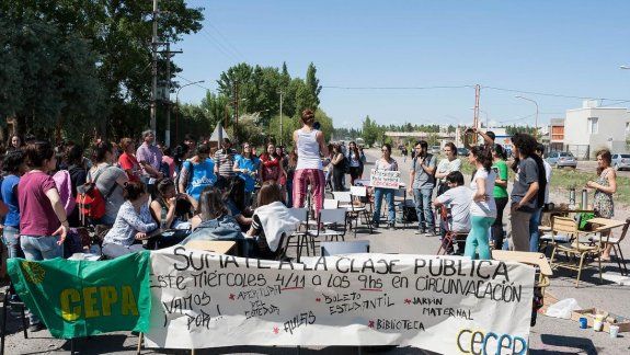 Estudiantes Universitarios realizaron hoy una clase pública en Avenida Circunvalación e Yrigoyen. Están reclamando varios puntos.&nbsp;