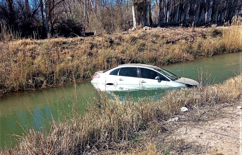 Otro auto cayó a un canal de riego y no hubo heridos