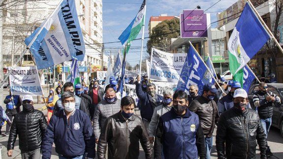 Cipolletti: marcha de trabajadores de la fruta por el pago de zona