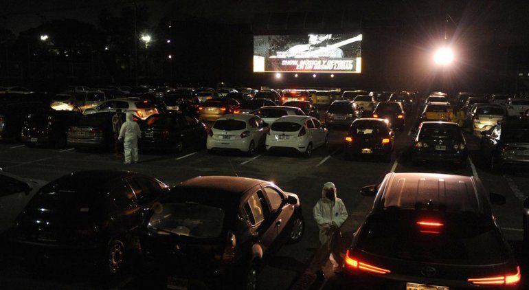 El sistema será similar al autocine, sólo que se podrá bajar del auto a un espacio delimitado.