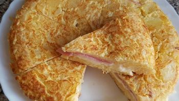 Tortilla de jamón y queso en solo 15 minutos: la deliciosa receta exprés | LMCipolletti.com Tortilla de jamón y queso en solo 15 minutos: la deliciosa receta exprés