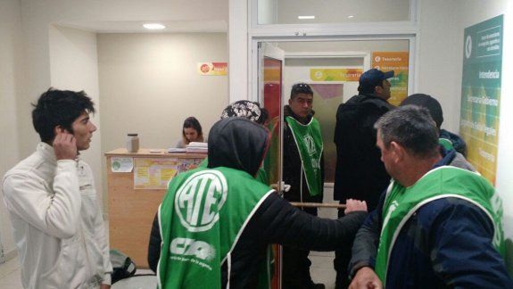 Trabajadores tomaron ayer, durante un par de horas, el Municipio de Fernández Oro.