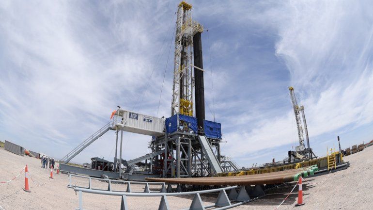 Las enormes estructuras de los pozos de extracción de gas se expanden entre las chacras. Cipolletti se resiste.