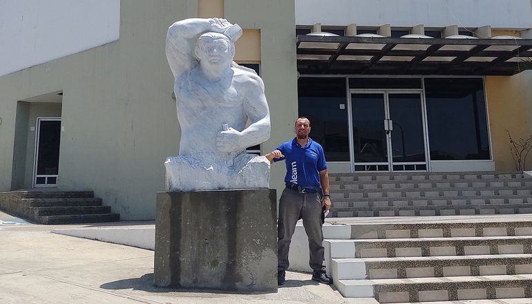 El escultor Néstor Confalonieri junto a su obra emplazada en la Universidad Laica Eloy Alfaro de Manabí de Ecuador.