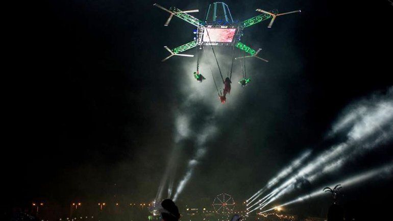 La compañía de danza aérea Élevé llega a Showmatch.