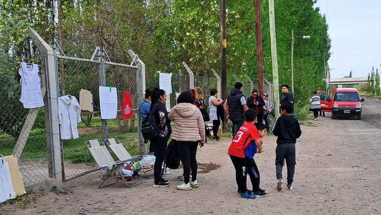 Tomaron la Escuela 40 por falta de transporte.