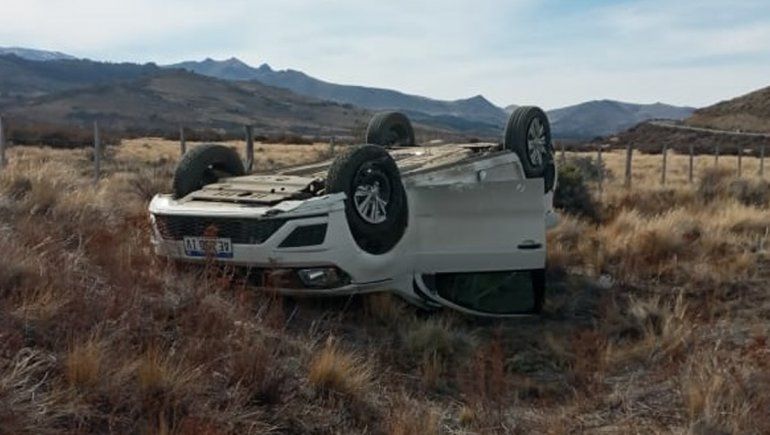 Pareja de turistas volcó yendo a Villa La Angostura