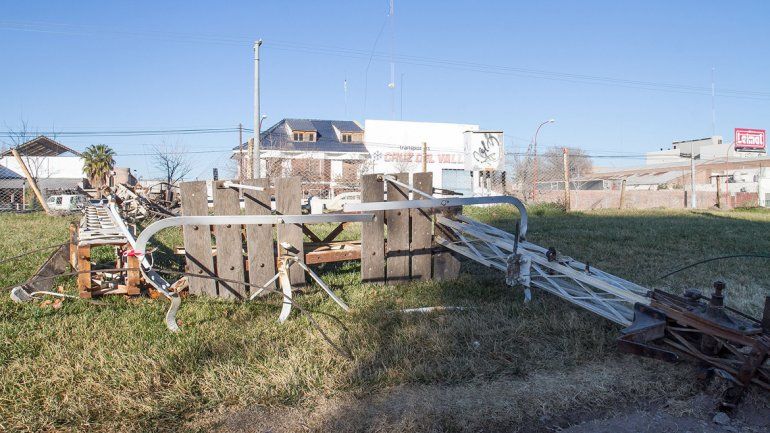 La columna fue golpeada por un vagón del tren que descarriló porque se le trabaron las ruedas.