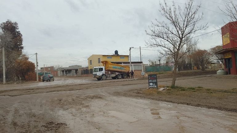 En la comunidad de Las Perlas, existe inquietud por el impacto ambiental que produce la explotación, extracción y transporte de áridos desde canteras ubicadas en las inmediaciones del poblado. En la comunidad de Las Perlas, existe inquietud por el impacto ambiental que produce la explotación, extracción y transporte de áridos desde canteras ubicadas en las inmediaciones del poblado.