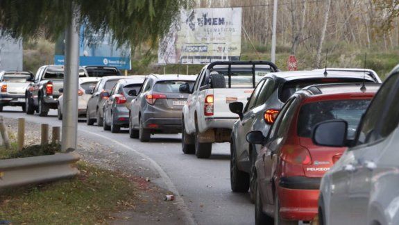 Apicultores protestaron en los puentes y regalaron miel