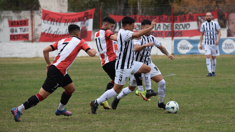 Buen punto de Cipolletti en Cerri con uno menos. Foto: Néstor Cañuqueo