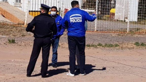 Investigan la muerte de un hombre en la cancha de Centenario