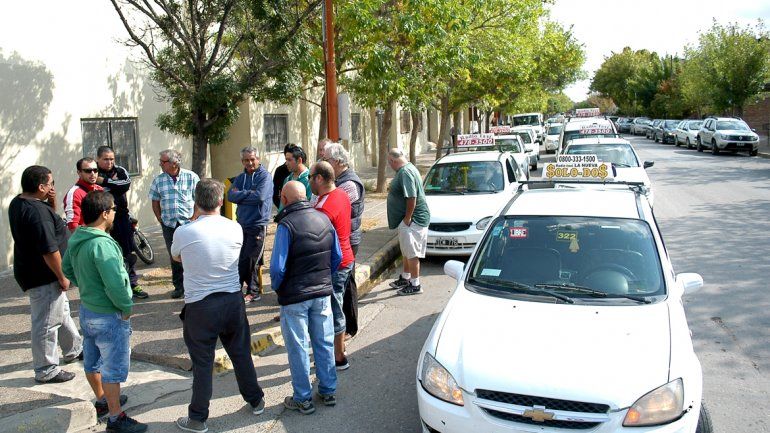 Los taxistas quieren mayores controles para los malabaristas callejeros.