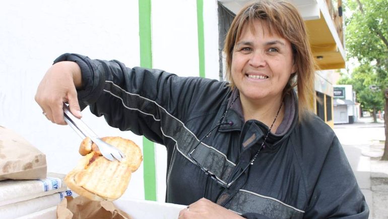 Marcela se dedica a la cocina desde hace años. Recorre la ciudad vendiendo torta fritas, panes rellenos y otras delicias. Foto: Silvina Ojeda. Marcela se dedica a la cocina desde hace años. Recorre la ciudad vendiendo torta fritas, panes rellenos y otras delicias. Foto: Silvina Ojeda.